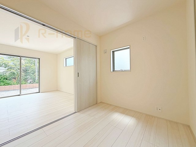 第1下妻市下妻丁　新築戸建て　2号棟の洋室|1階洋室はゲストルーム、キッズスペースとしても利用可能♪
開放してリビングと繋げればゆとりの大空間！