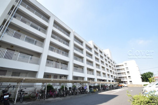 【外観】 | 青空によく映える建物です。手入れの行き届いた外壁やマンション正面エントランスなど、綺麗な姿をぜひ一度、現地にてご覧ください。～即日のご見学可能～　お問合せはお気軽にどうぞ。