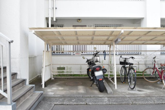 【駐車場】 | バイク置き場。空き区画の有無や駐輪料金、サイズおよび排気量規定などについては、改めてお問い合わせください。～即日のご見学可能～　お問合せはお気軽にどうぞ。