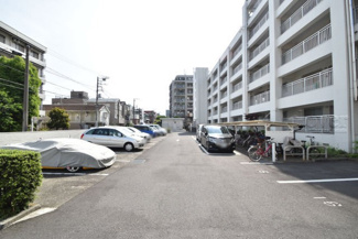 【駐車場】 | マンションの駐車場スペース。空きの有無や駐車料金、サイズ規定などについては、改めてお問い合わせください。～即日のご見学可能～　お問合せはお気軽にどうぞ。