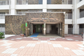 【エントランス】 | お客様を、そして住人を出迎えてくれるマンションのエントランス。ゴミが落ちていないことからも、管理状態の良さや住民の節度の高さが見て取れます。～即日のご見学可能～　お問合せはお気軽にどうぞ。