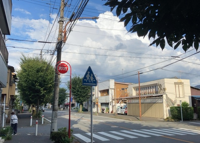 【外観】 | 富士見マンション | 隣家の土地はどうなっているのか、生活利便施設が近くにあるのか、学校まで近いかなど、お客様のライフスタイルにあわせたイメージが重要です。また、近くにあると困る施設が近くにないかも確認するといいでしょう。