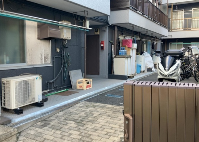 【外観】 | 富士見マンション | 人が暮らすうえで日光は大切な要素となります。日当たりの良さは譲れないポイントですね。併せて近くに大きな建築物の建築予定がないか、あるいはそれが可能な土地が近くにないか事前に確認することもお勧めします。