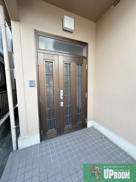 小牧原新田貸家のエントランス