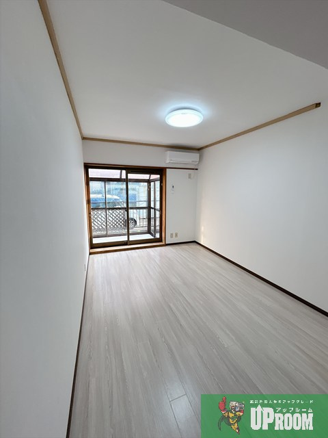 小牧原新田貸家の居間・リビング