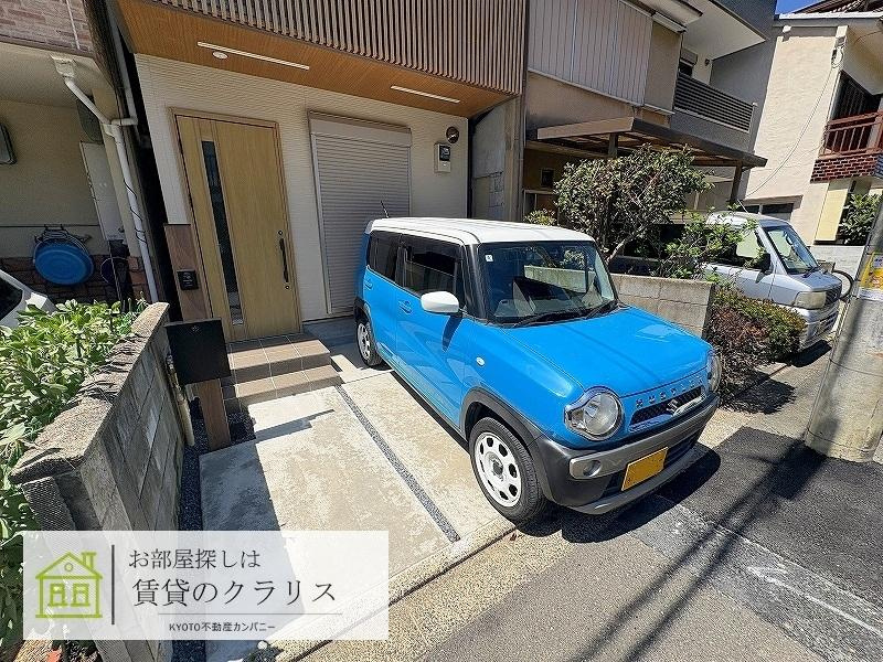 太秦安井ガレージ付き新築の貸家の駐車場