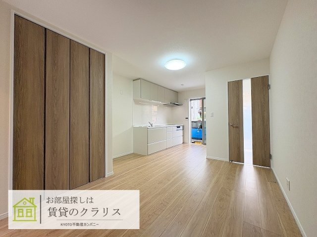 太秦安井ガレージ付き新築の貸家の玄関