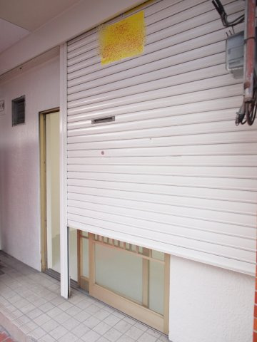 渋川町店舗付住宅の玄関