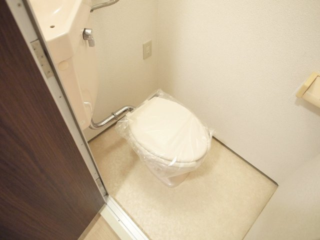 渋川町店舗付住宅のトイレ