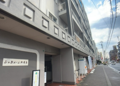 【中庭】 | シャンボール相模原 | 中庭（パティオ）とは、一つの建築物の内部に設けられた、壁などで囲われている庭のことを指します。コの字型、ロの字型が主流ですが、L字型の中庭もあります。最近では、インテリア性の高さからも人気があります。