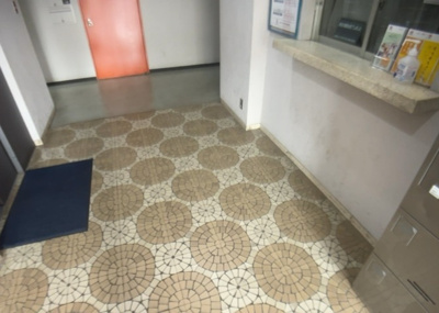 【エントランス】 | シャンボール相模原 | マンションのエントランスには、もともと風よけや防犯の役割がありますが、マンションによって宅配ボックスなどの設備が備わっている所もあります。日々の生活をイメージしながら生活しやすさをチェックしましょう。