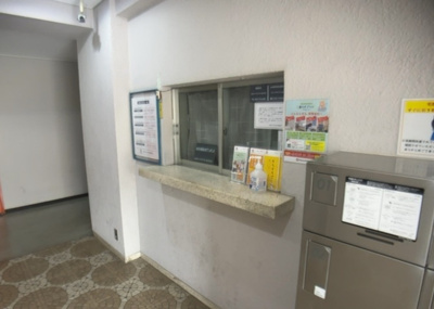 【受付】 | シャンボール相模原 | 受付はマンションコンシェルジュがいる場合もあれば、管理人が滞在する小部屋を総称して呼ぶことがあります。主にエントランスに設置されていることから、防犯面でも期待ができます。防犯設備がない場合はより安心！