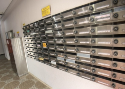 【設備】 | シャンボール相模原 | エントランス付近に設置されている集合ポストは、住んでいる部屋と離れているため、ポストをあさるなど誰かに何かされていても被害に気づきにくいです。入居する時には他人に特定されにくい番号で鍵をかけましょう！