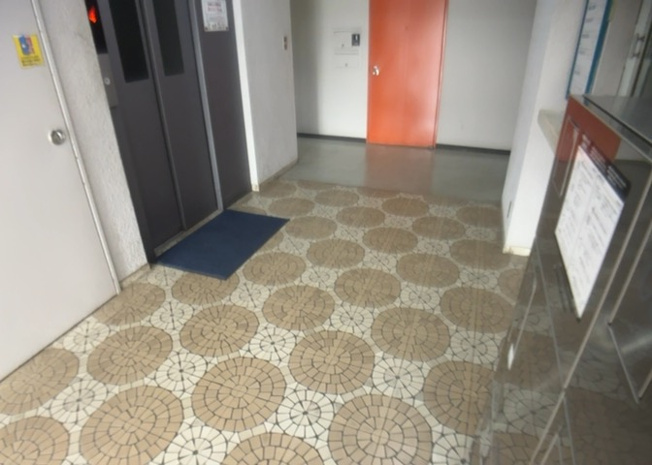 【ロビー】 | シャンボール相模原 | ロビーというと、エントランスと何がちがうの？と思いますよね。実はロビーとエントランスには明確な決まりはありません。物件によっては、エントランスを入って広がるある程度の広さのある空間がロビーとなります。