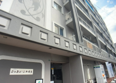 【構造・工法・仕様】 | シャンボール相模原 | ＲＣ造、Reinforced Concreteは直訳すると補強されたコンクリートです。主に柱や梁・床・壁が鉄筋とコンクリートで構成おり、鉄筋を組んだ型枠にコンクリートを流し込んで固めたものを指します。