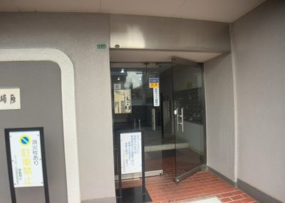 【玄関】 | シャンボール相模原 | 玄関は家の顔でもあり、家族以外の目にも止まる場所です。玄関は外との間を仕切る扉、靴などをしまっておく収納スペース、靴脱ぎのたたきスペース、来客とのやり取りをするドアホンなど複数のアイテムからなります。