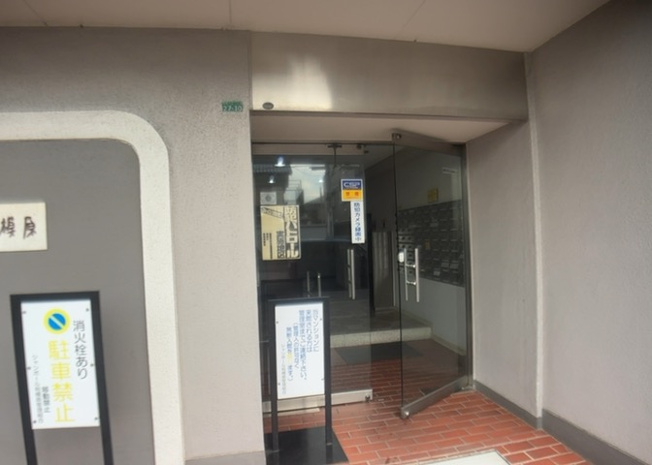 【玄関】 | シャンボール相模原 | 玄関は家の顔でもあり、家族以外の目にも止まる場所です。玄関は外との間を仕切る扉、靴などをしまっておく収納スペース、靴脱ぎのたたきスペース、来客とのやり取りをするドアホンなど複数のアイテムからなります。
