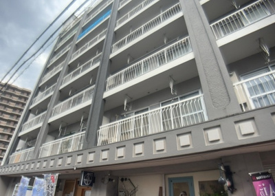 【外観】 | シャンボール相模原 | 外観はマンション管理がされているかの目安になります。築年数が古いと、壁面は劣化してひび割れが生じることも！建物が古びていても細かいところが修繕されていると、きちんと管理されているなぁと感じるでしょう。