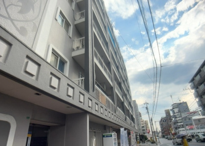 【バルコニー】 | シャンボール相模原 | 一般的なバルコニーは、奥行1.5ｍ程ですが、ワイルドバルコニーは2ｍまで広がっています。そのため洗濯物の間隔をあけ干すことができ、乾きやすいというメリットや、ガーデニングが楽しめる等の特徴があります。