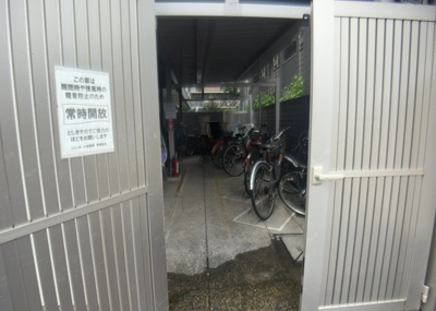 【駐車場】 | シャンボール相模原 | 車一台あたりに必要なスペースは、標準サイズの普通自動車で横幅2m50cm、長さ5mは必要になります。ただし、乗降のことも考慮して横幅3m30cm、長さ5m50cmほどは確保できるところを選びましょう。