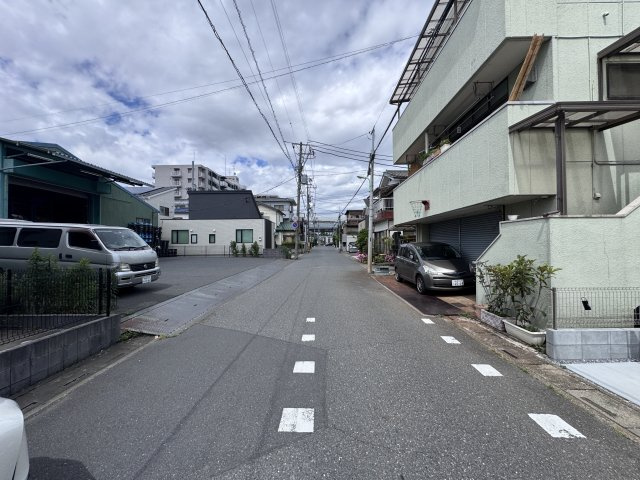 三郷市高州１丁目新築戸建【高州東小学校：10分】の前面道路含む現地写真|南側前面道路・幅員約6.7ｍ
