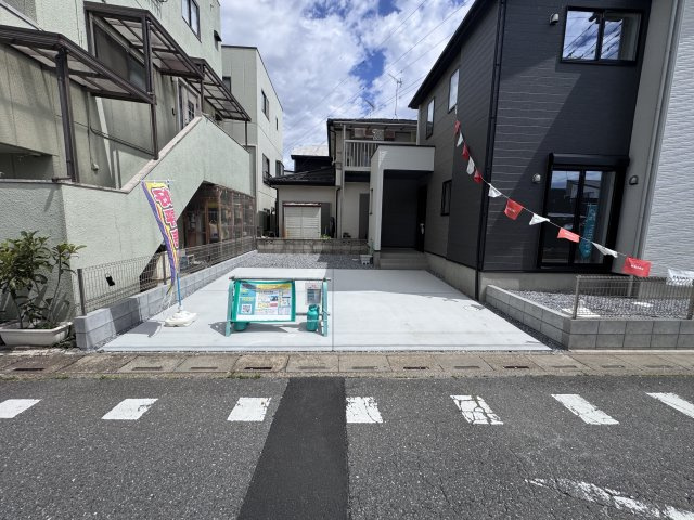 三郷市高州１丁目新築戸建【高州東小学校：10分】の駐車場|駐車スペース・並列2台駐車可