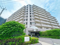 【外観】 | コスモ南福岡ウィングガーデン☆仲介手数料半額☆ | 幼稚園や小学校が徒歩圏内に揃い、毎日の通学も安心の環境です。周辺には緑豊かな公園も点在しており、小さなお子様がいるご家庭ものびのびと暮らせる、子育て世帯に優しい穏やかな街並みが魅力です。