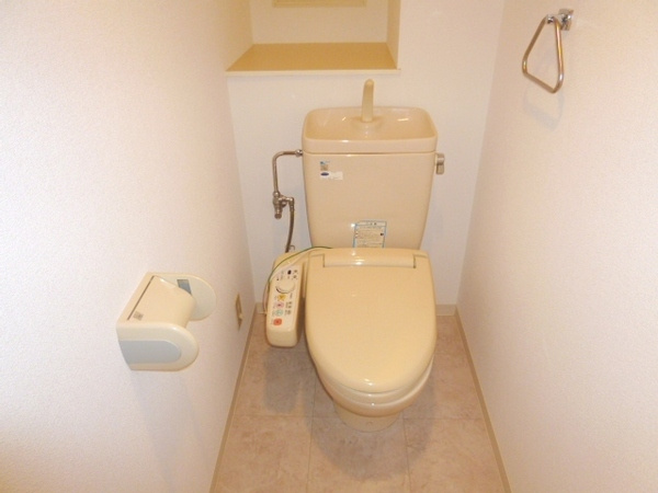 温水洗浄便座付きのトイレです♪