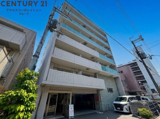 オートロックで外部の人間が簡単に出入りできないため安心です。

