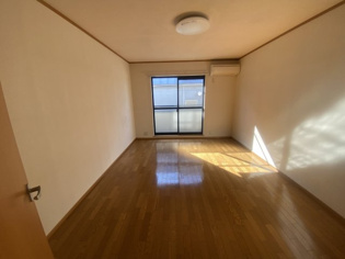 メゾン小百合園の居間