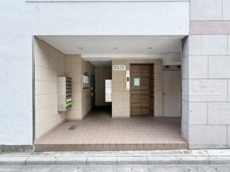 【エントランス】 | お客様を、そして住人を出迎えてくれるマンションのエントランス。ゴミが落ちていないことからも、管理状態の良さや住民の節度の高さが見て取れます。～即日のご見学可能～　お問合せはお気軽にどうぞ。