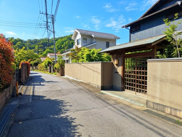 木の温もり溢れる　鎌倉古民家風邸宅　の前面道路含む現地写真|前面道路