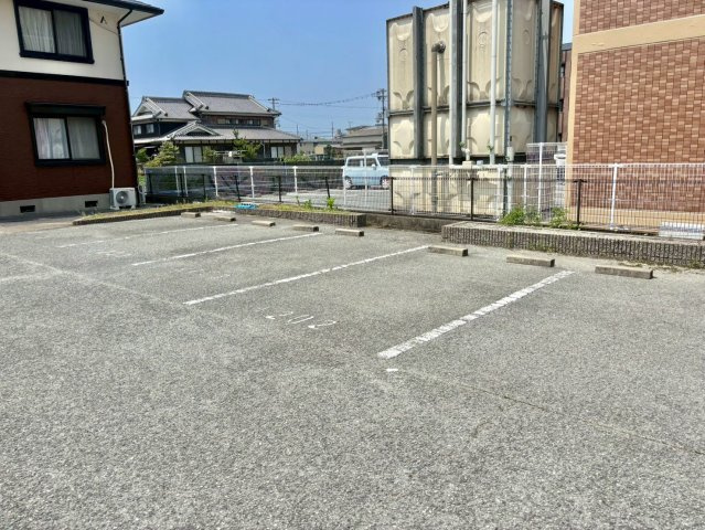 サンリジェールB棟の駐車場