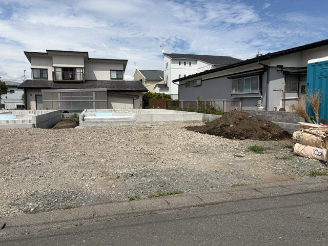 盛岡市みたけ４丁目の前面道路含む現地写真