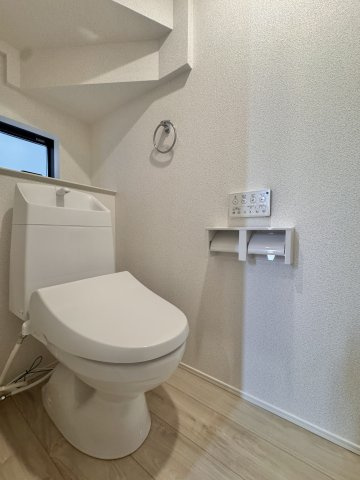 舞阪町舞阪　全1棟のトイレ|トイレは各階に設置してあり朝の忙しい時間にも余裕が生まれますね♪