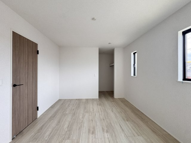 舞阪町舞阪　全1棟の洋室|2F 約7.8帖の洋室は大きなウォークインクローゼットが備わっておりお部屋を広く見せることができますね♬