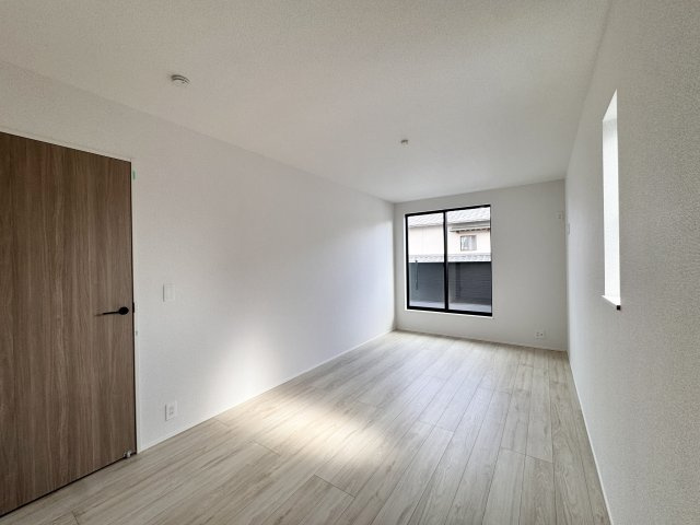 舞阪町舞阪　全1棟の洋室|2F 約8.2帖の洋室は二面採光で明るくバルコニーへ行き来もできますよ。