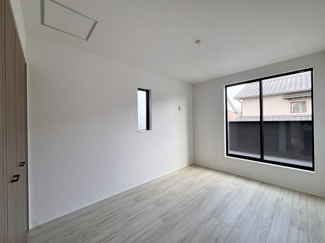舞阪町舞阪　全1棟の洋室|2F 約6.5帖の洋室も二面採光で明るくバルコニーへ行き来できます☆