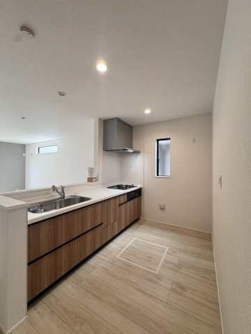 舞阪町舞阪　全1棟のキッチン|使い勝手が良くお手入れしやすいキッチンは作業スペースも広く換気窓もあり臭いの心配もなくなりますね。