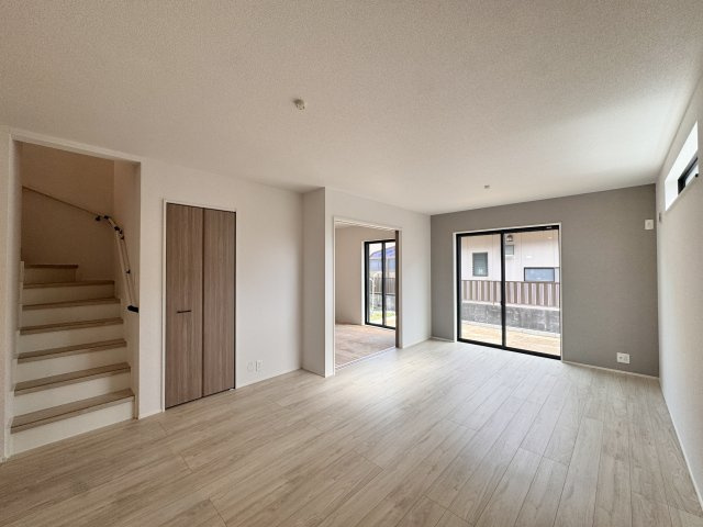 舞阪町舞阪　全1棟の居間・リビング|木の温もりを感じさせてくれるような広々16.2帖のリビングでのんびり過ごしてみてはいかがでしょうか☆