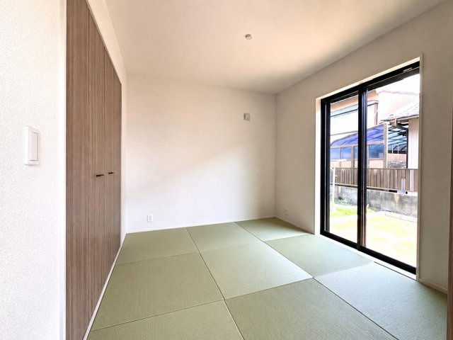舞阪町舞阪　全1棟の和室|和室は明るく大きな収納も備わっております。