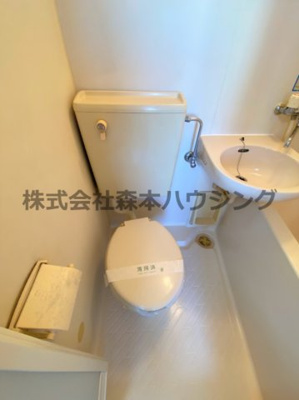 【トイレ】 | 　デイルーチェ北岸和田 | 落ち着いた色調のトイレです