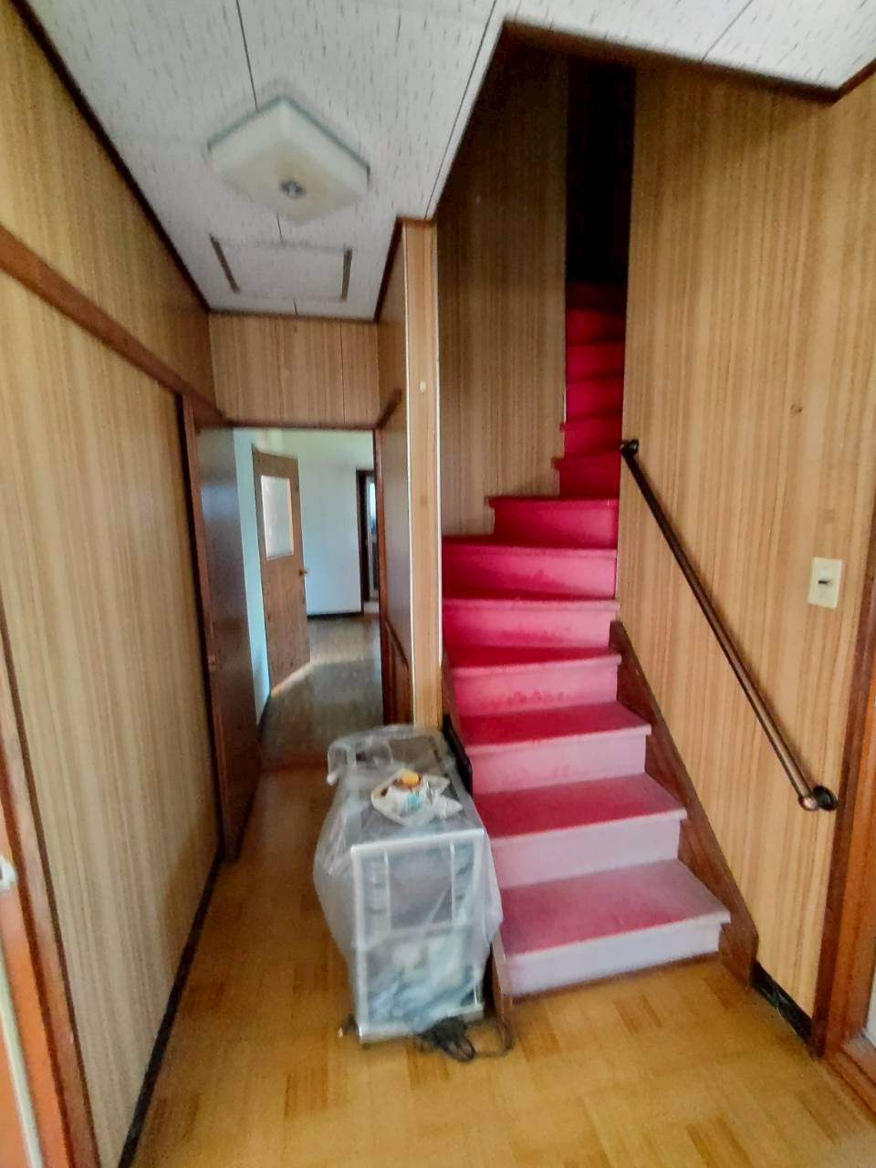 昭和町3丁目　中古住宅の玄関|階段