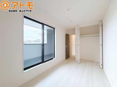 【寝室】 | 島田市道悦4丁目　新築戸建　2号棟 | バルコニーに面したお部屋なので、布団などの大きなものも楽々干せます♪