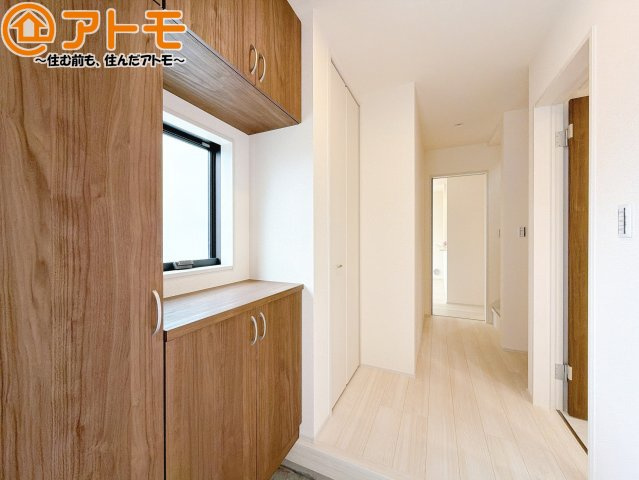 【玄関】 | 島田市道悦4丁目　新築戸建　2号棟 | 収納スペースも充実した玄関。整理整頓がしやすい設計です。