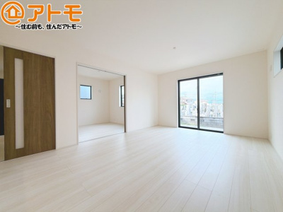 【居間・リビング】 | 島田市道悦4丁目　新築戸建　2号棟 | 日当たりのよいリビングは、一年を通してぽかぽかとしています。家族が自然と集まる空間になりそうですね♪