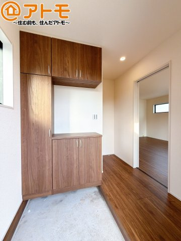 【玄関】 | 島田市道悦4丁目　新築戸建　1号棟 | 収納スペースも充実した玄関。整理整頓がしやすい設計です。