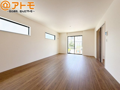 【居間・リビング】 | 島田市道悦4丁目　新築戸建　1号棟 | 日当たりのよいリビングは、一年を通してぽかぽかとしています。家族が自然と集まる空間になりそうですね♪