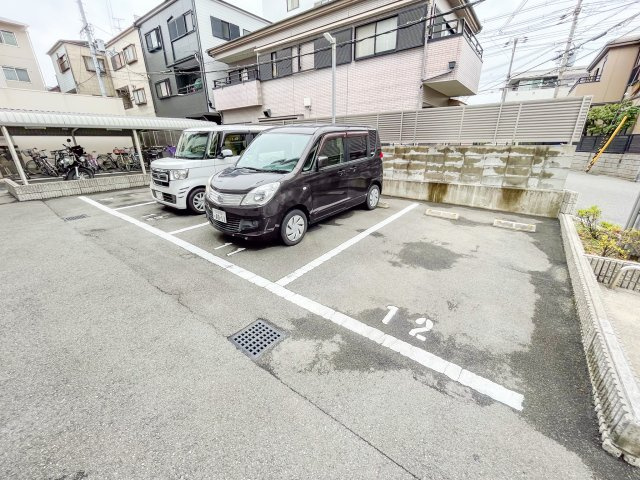 アドニス・アビコの駐車場