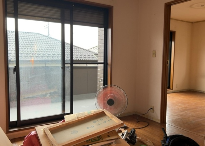 【洋室】 | 洋室のメリットは重い家具が置きやすく、身の回りが整理しやすいことです。 床がフローリングのため畳とは異なり凹みにくいです。 クローゼットなど収納が豊富で、普段使わない旅行カバンや服の整頓も簡単にです。